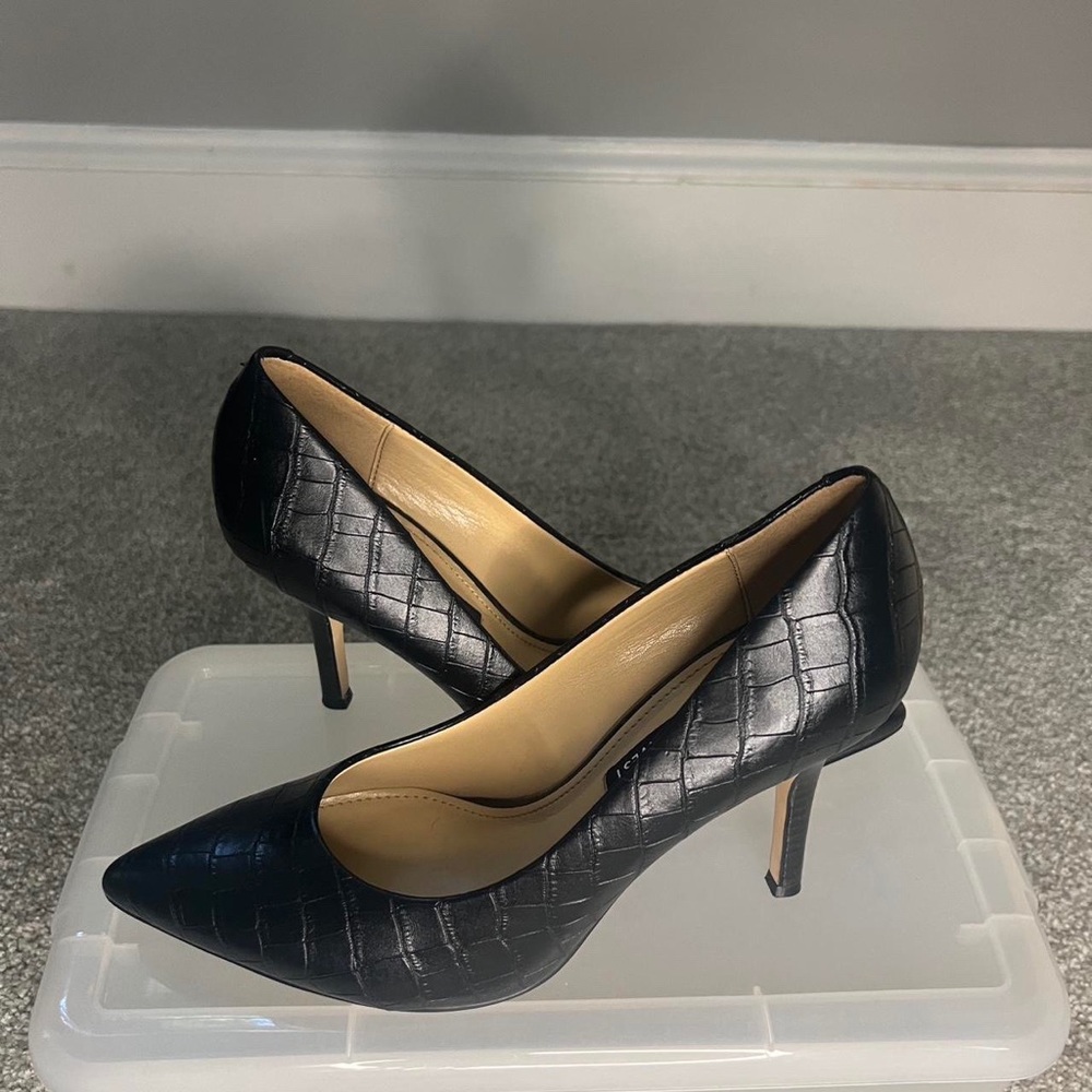 Basic Black Pumps